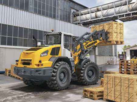 Kolový nakladač Liebherr L 546 v provozu. Paralelní kinematika je vhodná pro práci s paletizačními vidlemi