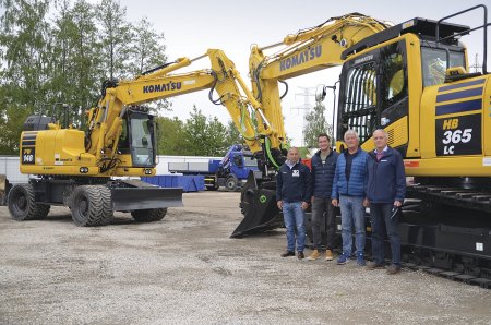 ECOSTONE a Komatsu – to je trvalý svazek. Při předání hybridního rýpadla HB 365 LC-3 byli přítomni zleva: Daniel Sys (generální ředitel importéra Komatsu, KUHN-BOHEMIA), Tomáš Milichovský, Luboš Milichovský (ECOSTONE) a Jiří Bosák (KUHN-BOHEMIA)