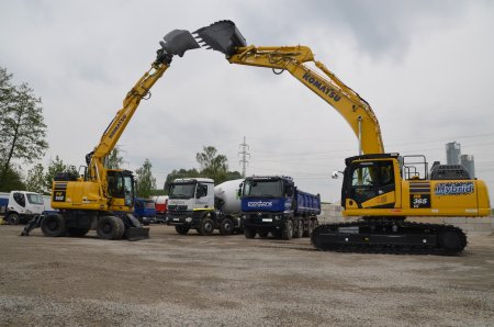 Flotila Komatsu pózuje s beton-mixem a sklápěčkou firem iBeton a ECOSTONE