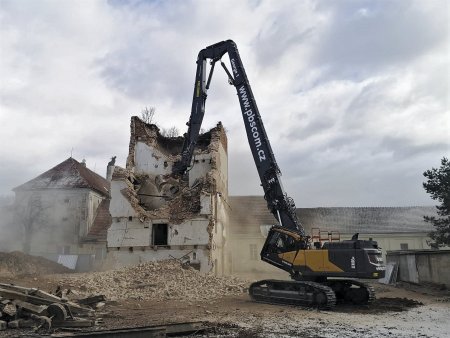 Premiéru si rypadlo odbylo při demolici 4podlažní budovy ve Velkých Hamrech u Harrachova