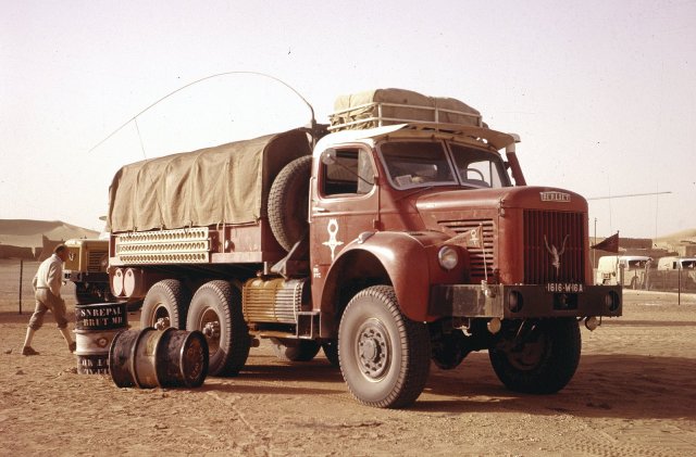 Expediční červený automobil reg. Značky 1616-W-16 A v průběhu saharské mise Ténéré. Později se měl stát kultovním filmovým vozidlem. (foto P. Gaillard)