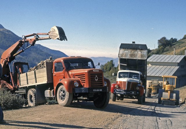Silniční nákladní automobil Berliet GLR se pro pouštní provoz nehodil. Na fotografii Berliet GLR8M2 a GLR8M v Alpách na snímku z roku 1962 (foto Fondation Marius Berliet)