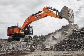 Největší model rypadla, který kdy korejská společnost Doosan vyrobila