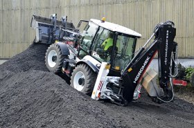 Nový traktorbagr Hidromek je manekýn s ďáblem v těle. Získal si strojníka, zastavuje kolemjdoucí