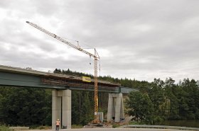 Velká hračka pro velké kluky. Jeřáb na pásovém podvozku staví železniční koridor u Benešova