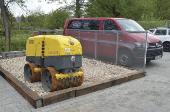 Testovací plocha, kde je možné si válec vyzkoušet. Servisní mechanici využívají plochu například před otestováním stroje před opravami. Na fotografii Wacker Neuson RTSC3