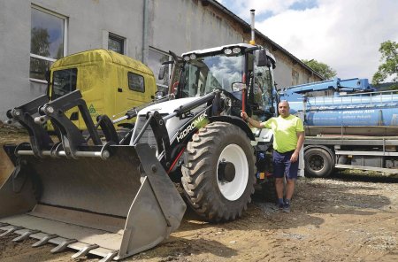 Strojník David Dolenský je na svou novou mašinu náležitě hrdý