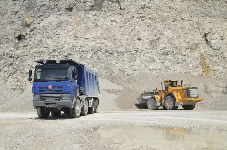 Jedna z tatrovek T158 PHOENIX se chystá na nakládku. V pozadí čelní kolový nakladač Volvo L350F