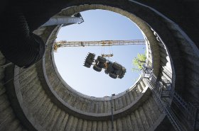Stroje na stavbě metra D: Upoutá rýpadlo na ražbu tunelů nebo speciální nakladač