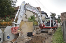 Na Blanensko za největším „ušákem“. Rýpadlo TB2150 je jako ušité pro práci v úzkých uličkách