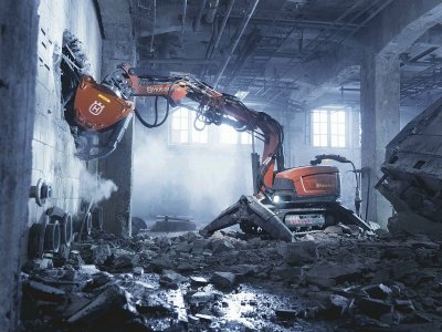 Dálkově ovládaní demoliční roboti Husqvarna se hodí jak do nebezpečných oblastí, tak do prostorů, kam byste se těžko dostávali s klasickým rýpadlem.