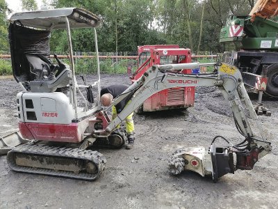 Minibagr Takeuchi o hmotnosti 1,7 t se skalní frézou čistí kanály na Ostravsku.