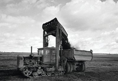 V SSSR byly přehazovací nakladače velmi oblíbeny a široce se uplatňovaly. Na obrázku nakladač na pásovém traktoru DT 54 zachycený na techstory.ru (zdroj: techstory.ru)