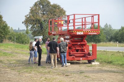 Terénní nůžková plošina SR1023D s dieselovým pohonem má maximální pracovní výšku 12 metrů a nosnost 1,1 tuny.