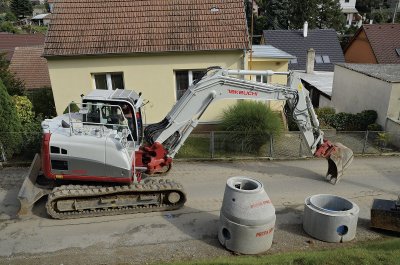 Takeuchi TB2150 má pro výstavbu kanalizace v úzkých uličkách dobré předpoklady.