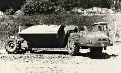 Prototyp T180 byl nahrazen prototypem T180 A (na obrázku ve spojení s terénním vozem TV 10). Všimněte se masky chladiče s malými nedostatečnými průduchy. (foto: Okresní státní archiv, Nepomuk)