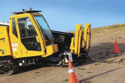 Vrtací stroj snadno překonává členité prostředí i různé druhy terénních překážek jako je řeka či vodní nádrže, komunikace a lze ji uplatnit i v hustě zastavěných městských
oblastech.