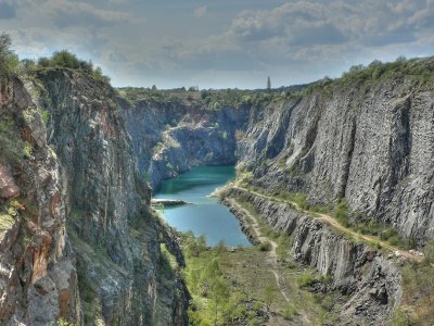 Lom Velká Amerika vytváří impozantní kaňon a je vyhledávaným turistickým místem. Byly zde natáčeny české filmy, např. Cesta na jihozápad (1989), Limonádový Joe, Malá mořská víla, Micimutr a další. (foto Pavel Koběrský, zdroj Wikipedia)