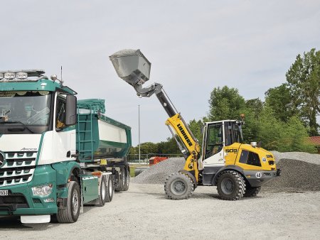 Teleskopický kloubový nakladač L 509 Tele umožňuje díky svému teleskopickému výložníku snadné nakládání větších nákladních automobilů nebo kontejnerů.