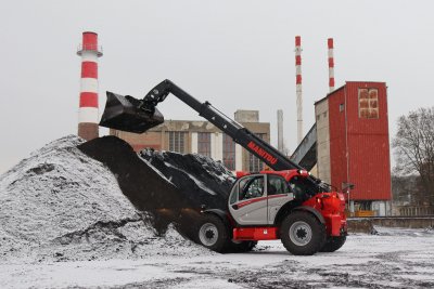 U teplárny se nachází několikametrové hromady uhlí a škváry. S výškou zdvihu 10 metrů bude moci obsluha ukládat předměty velmi vysoko a lžící dosáhne i na vrcholky hald