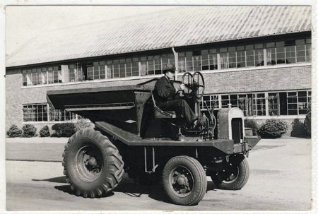 První dampr Aveling-Barford SA zachycený před hlavním sídlem firmy při představování. (foto: Aveling-Barford)