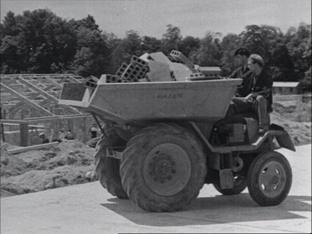 Dampry pánů Muira a Hilla se dostaly i na obrazovky televizorů. Na fotografii typ M – vyráběný do roku 1945 – zachycený v dokumentárním filmu Land of Promise. (reprofoto: Jiří Hejhálek)