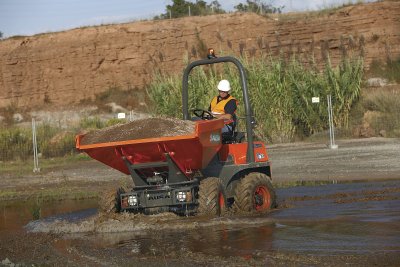 Díky permanentnímu pohonu 4×4 lze dumpery AUSA převážet materiál i přes nerovnou, bahnitou, kluzkou nebo zasněženou plochu.