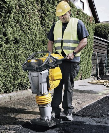 Odpružená rukojeť chrání obsluhu před vibracemi v dlouhých pracovních směnách.