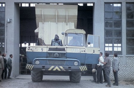 Vzácná fotografi e z archivu lomu Mokrá-Horákov. Dampr T180, vyráběný ve Stavostroji Nové Město na Metují. Poháněn motory LIAZ o výkonu až 340 kW. (foto lom Mokrá)