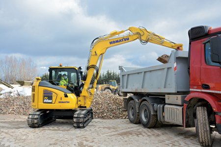 Pracovní rozsahy se oproti předchozí verzi nezměnily. Například výsypná výška činí 4700 mm.