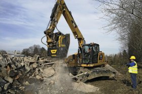 Drticí lžice MB Crusher BF70.2 mění zbytkový materiál na surovinu