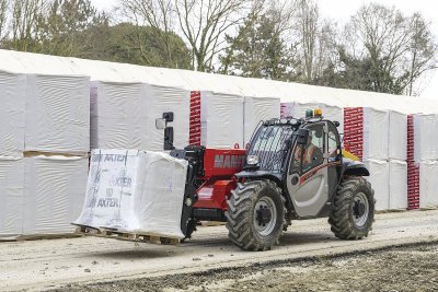 Nové manipulátory jsou osazeny motorem o výkonu 75 koní a dvourychlostní hydrostatickou převodovkou, jež umožňuje pojezdovou rychlost až 35 km/h.