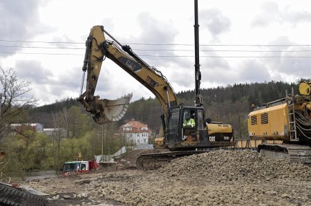 Na demolici bylo nasazeno pásové rýpadlo Volvo, Cat a tři nová pásová rýpadla SANY.