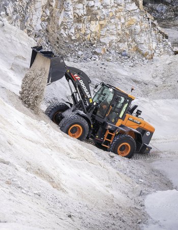 Kolové nakladače DL220-7 a DL250-7 jsou standardně vybaveny automatickou čtyřstupňovou převodovkou Powershift a nápravami s diferenciály s omezeným prokluzem (LSD).