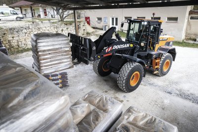 Zvedací rameno je odpruženo hydro-pneumatickým akumulátorem připojeným k hydraulickému systému, který působí jako tlumič nárazů.