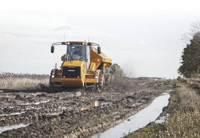 Nejvýkonnější dumpery 922G vynikají výbornou trakcí a nízkým měrným tlakem na půdu. (zdroj Hydrema)