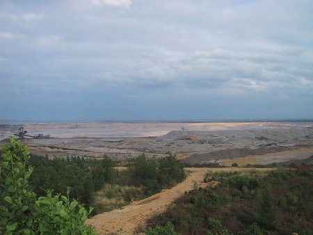 Důl Hambach, ve kterém rýpadlo pracuje. (foto Jopami, Wikipedia)