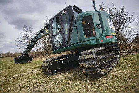 Kompaktní rýpadlo Cat 315 bude například odstraňovat skrývku při výstavbě nových chodníků.