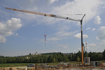 Výstavba moderních atriových domů s výhledem na Zelenou horu je s jeřábem Liebherr L1 – 32 rychlejší, pohodlnější a přináší dodavateli úsporu nákladů, především za lidskou práci.