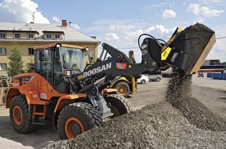 Kompaktní třídicí lopata má robustní skelet z HARDOXu a za chodu ji téměř neslyšíte.