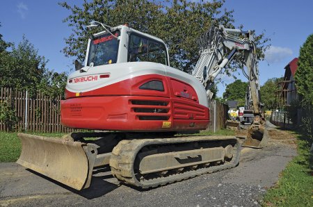 Pásové rýpadlo Takeuchi TB 290-2 na stavbě řádu v obci Mrákotín