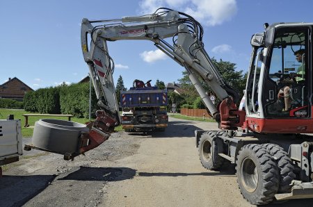 Výhodou kolového rýpadla Takeuchi je jeho univerzálnost. V Mrákotíně ho používají také s paletizačními vidlemi na manipulaci s materiálem. Nemusí tak mít na stavbě další stroj, například nakladač.