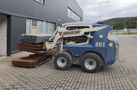 Nakladač Novotný oslovuje stavaře. Nová generace modro-bílých smykáčů navázala na předchozí povedené modely