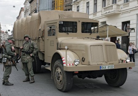 Tatra 111 při oslavách 70. výročí osvobození Brna. (foto Martin Strachoň, Wikimedia)