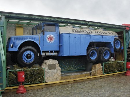 „Pomník“ věnovaný nákladnímu vozu Tatra 111 je umístěn za vstupními vraty muzea.