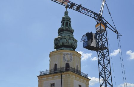 Zázemí jeřábníka v podobě na boku umístěné kabiny se sklopným oknem.