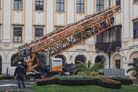 Vztyčování jeřábu Liebherr 81 K.1 uprostřed nádvoří. Jeřáb musel být vzhledem k podmínkám usazen na speciálním podloží.