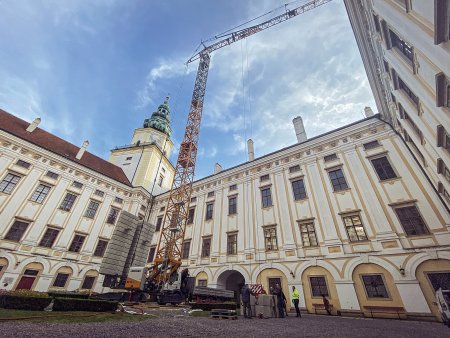 Dominantou nádvoří kroměřížského zámku je nyní tento jeřáb Liebherr.