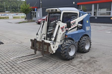 Nakladač má zesílené rameno i pístnice, aby bylo možné zvedat břemena o vyšší hmotnosti.