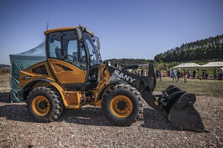 Kompaktní nakladač SANY SW105.